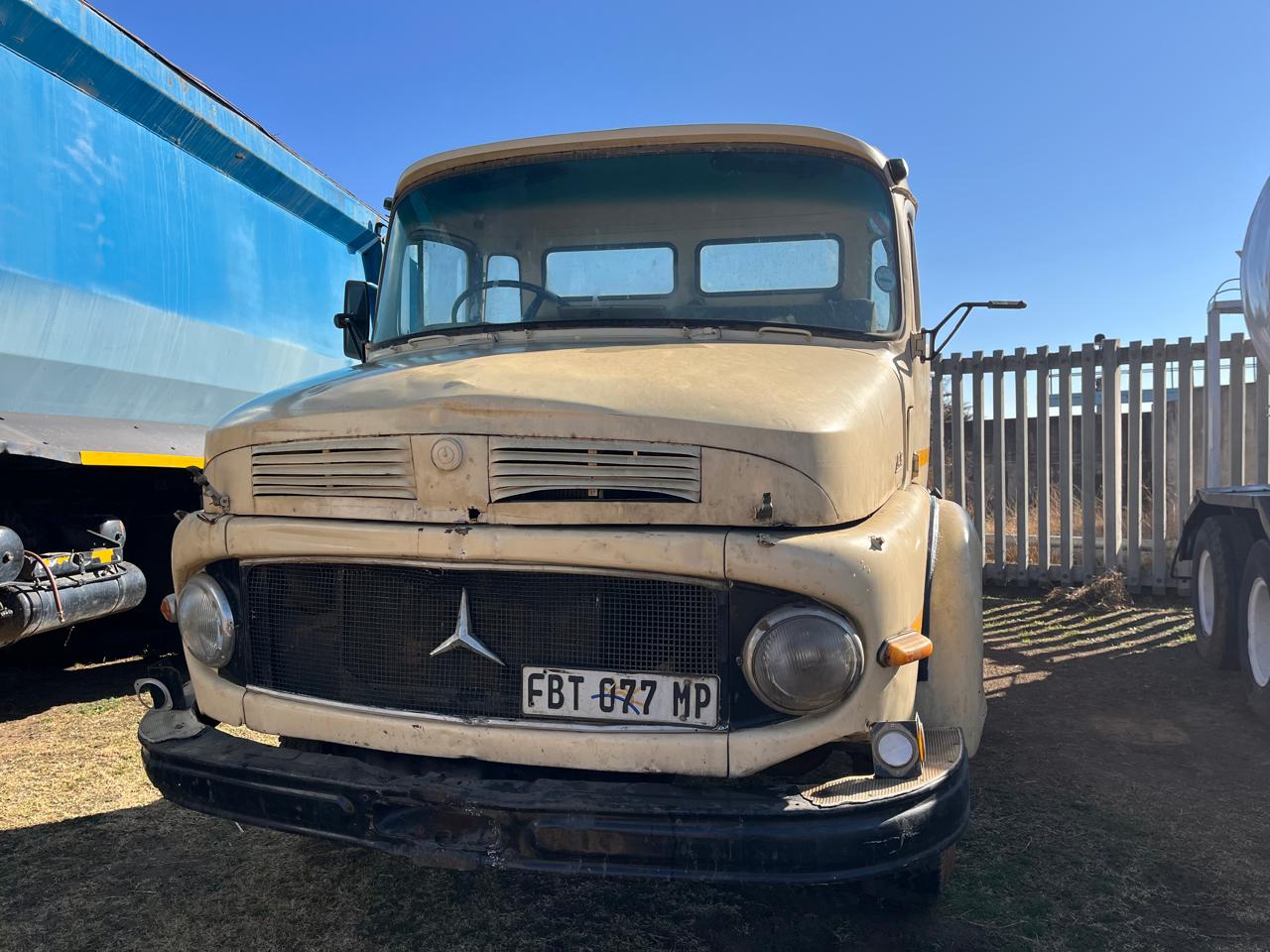 Mercedes Benz 1418 Horse Truck Tractor - Image 3