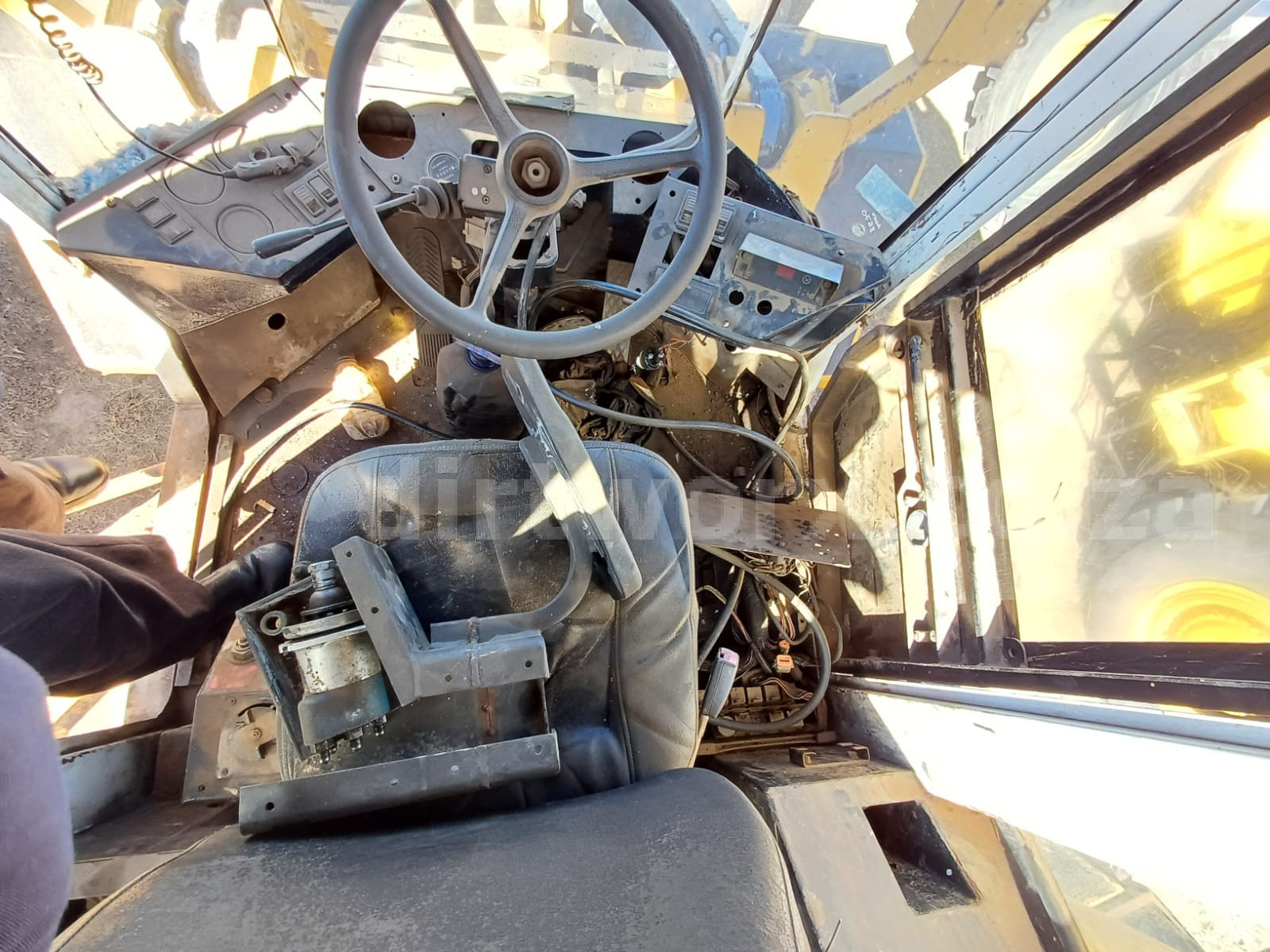 Bell L2208C Front End Loader - Image 10