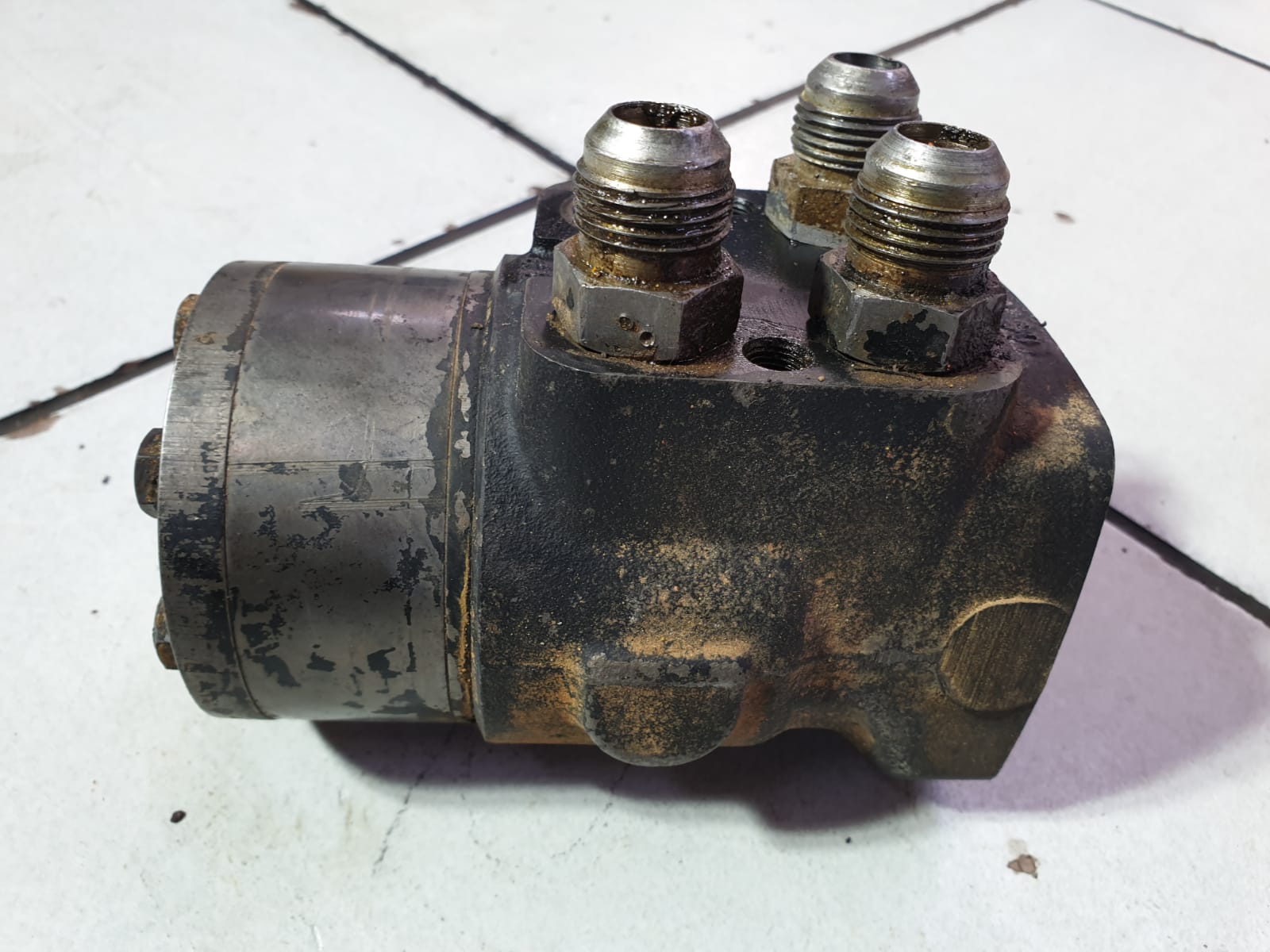 Eaton Char-Lynn Hydraulic Orbital Steering Control Valve 211-1012-002 - Image 2