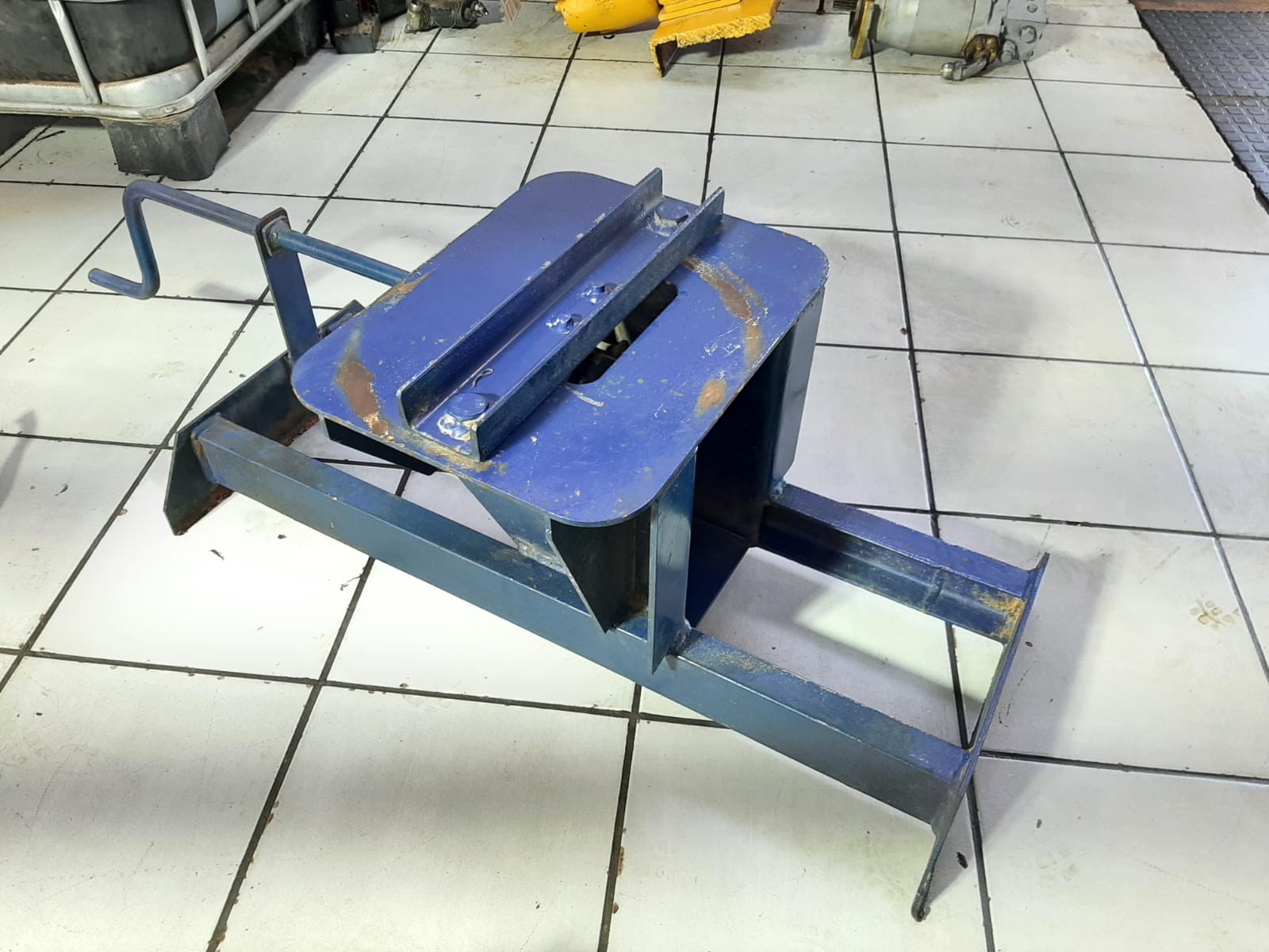 Trailer Under Chassis Spare Wheel Carrier - Image 3