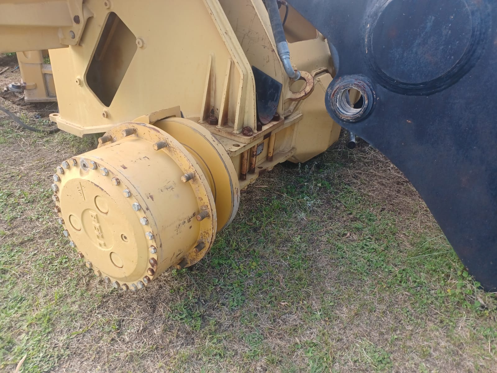 Bell L2208C Front End Loader Front Axle - Image 6