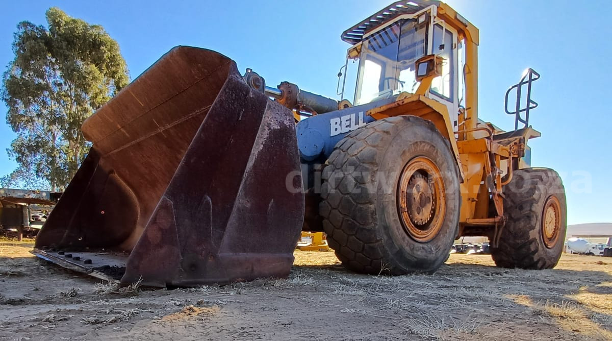 Bell L2208C Front End Loader - Image 5