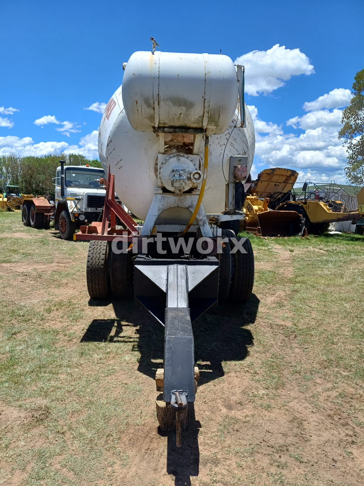 Concrete Mixer Tractor Trailer - Image 9
