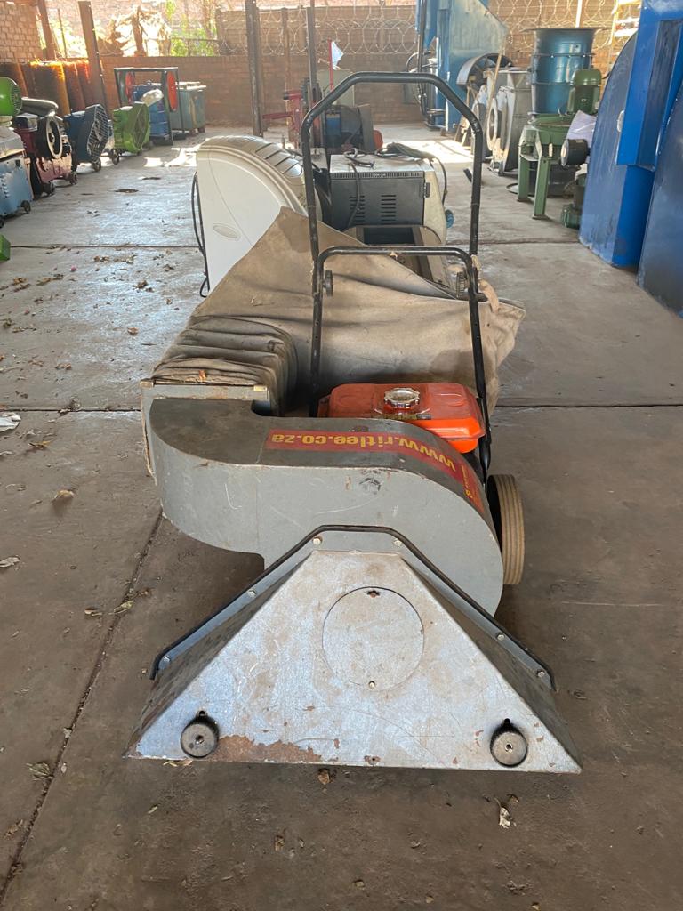 Kubota Garden Leaf Vacuum Blower - Image 4