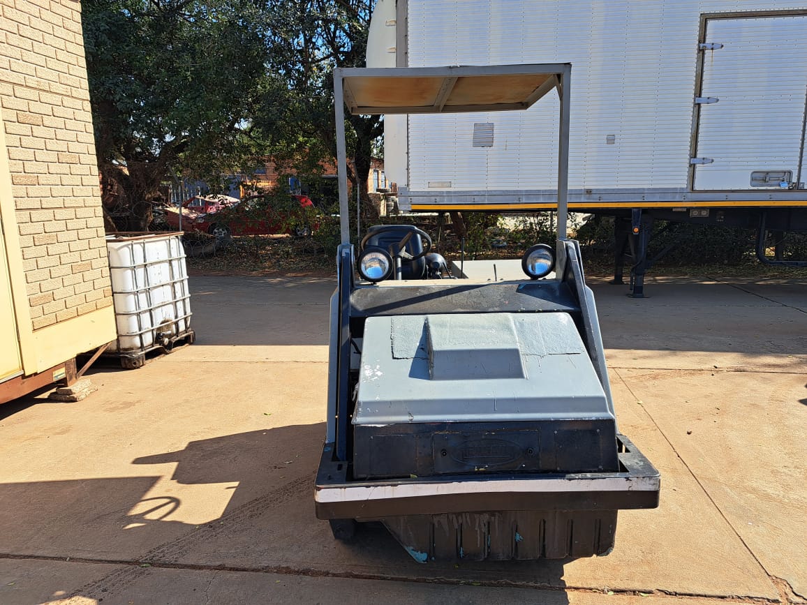 Tennant 235 Road Broom Sweeper - Image 3