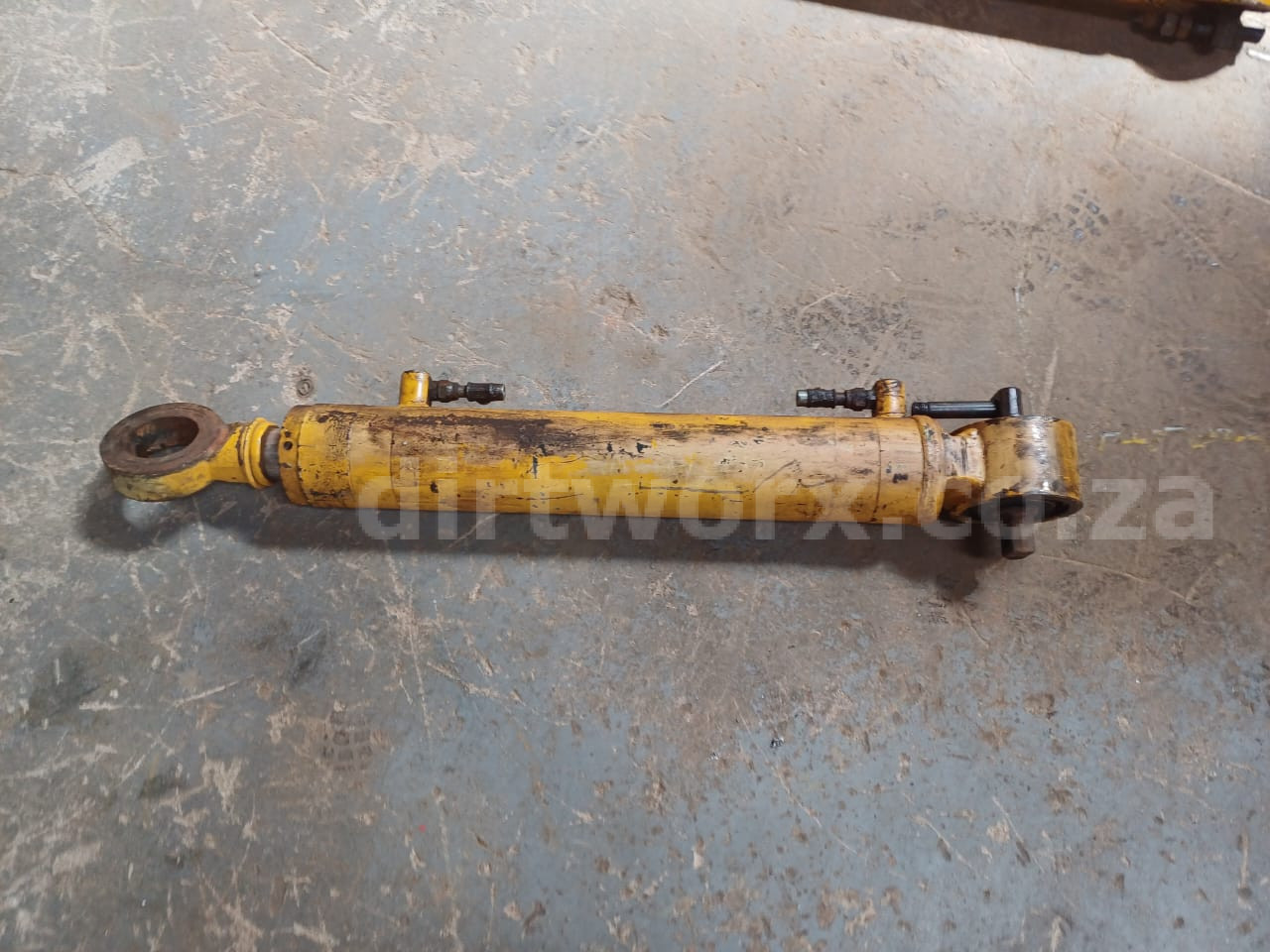 Bell B20B Hydraulic Double Acting Cylinder CIR 400mm x L 900mm - Image 2