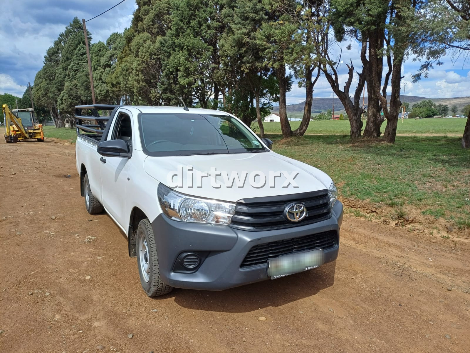 2022 Toyota Hilux 2.0 VVTi Single Cab Bakkie - Image 3