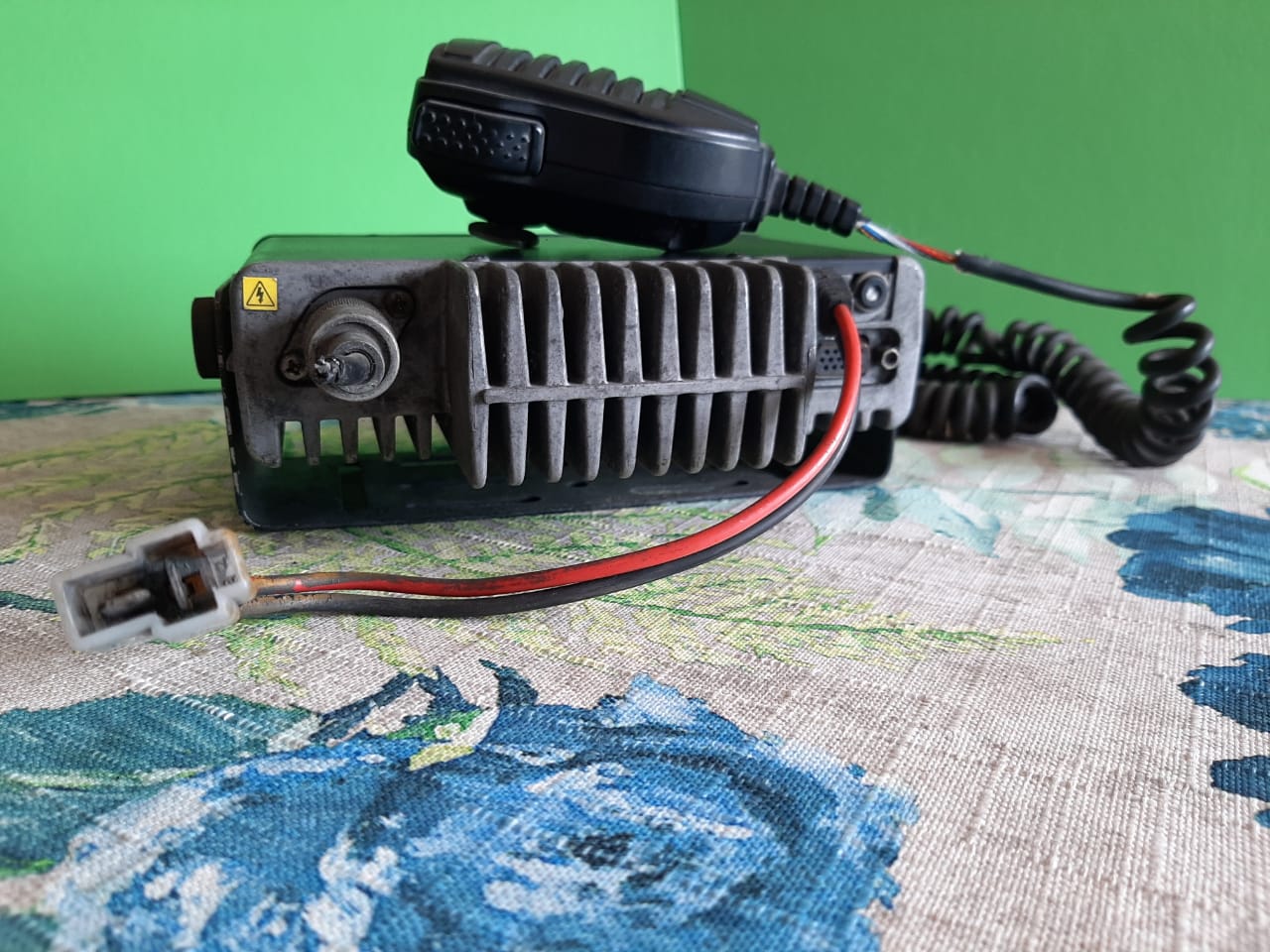 MOTOROLA VX-2200 TWO WAY RADIO - Image 3