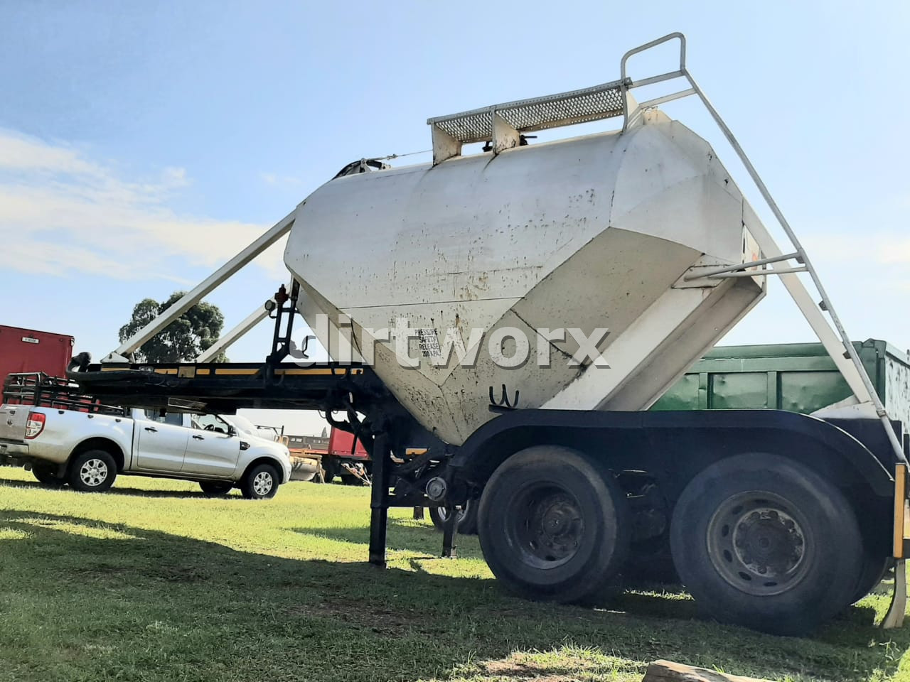 Dry Bulk Cement Tanker Trailer - Image 8