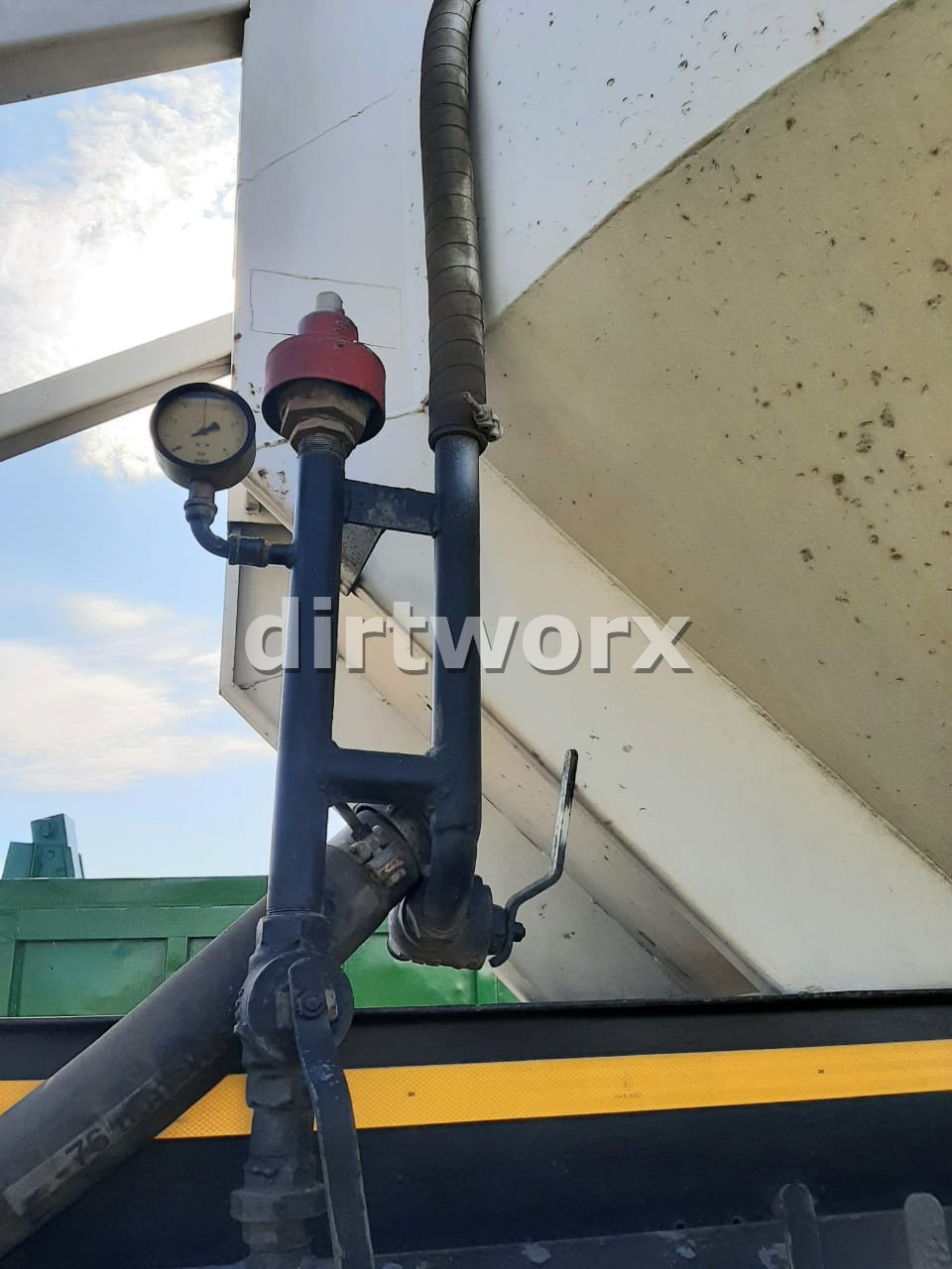 Dry Bulk Cement Tanker Trailer - Image 9