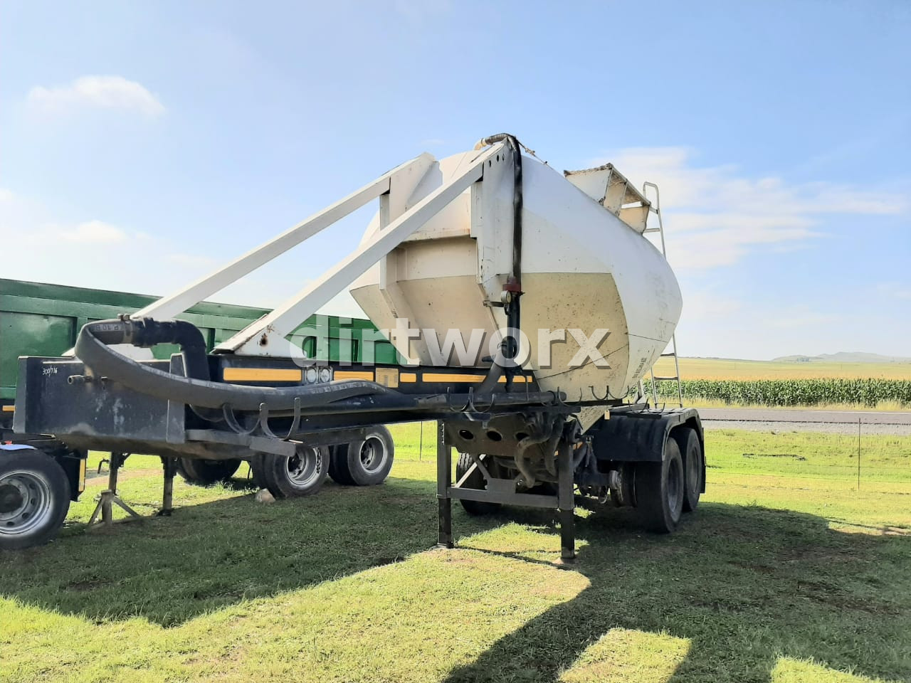 Dry Bulk Cement Tanker Trailer - Image 11