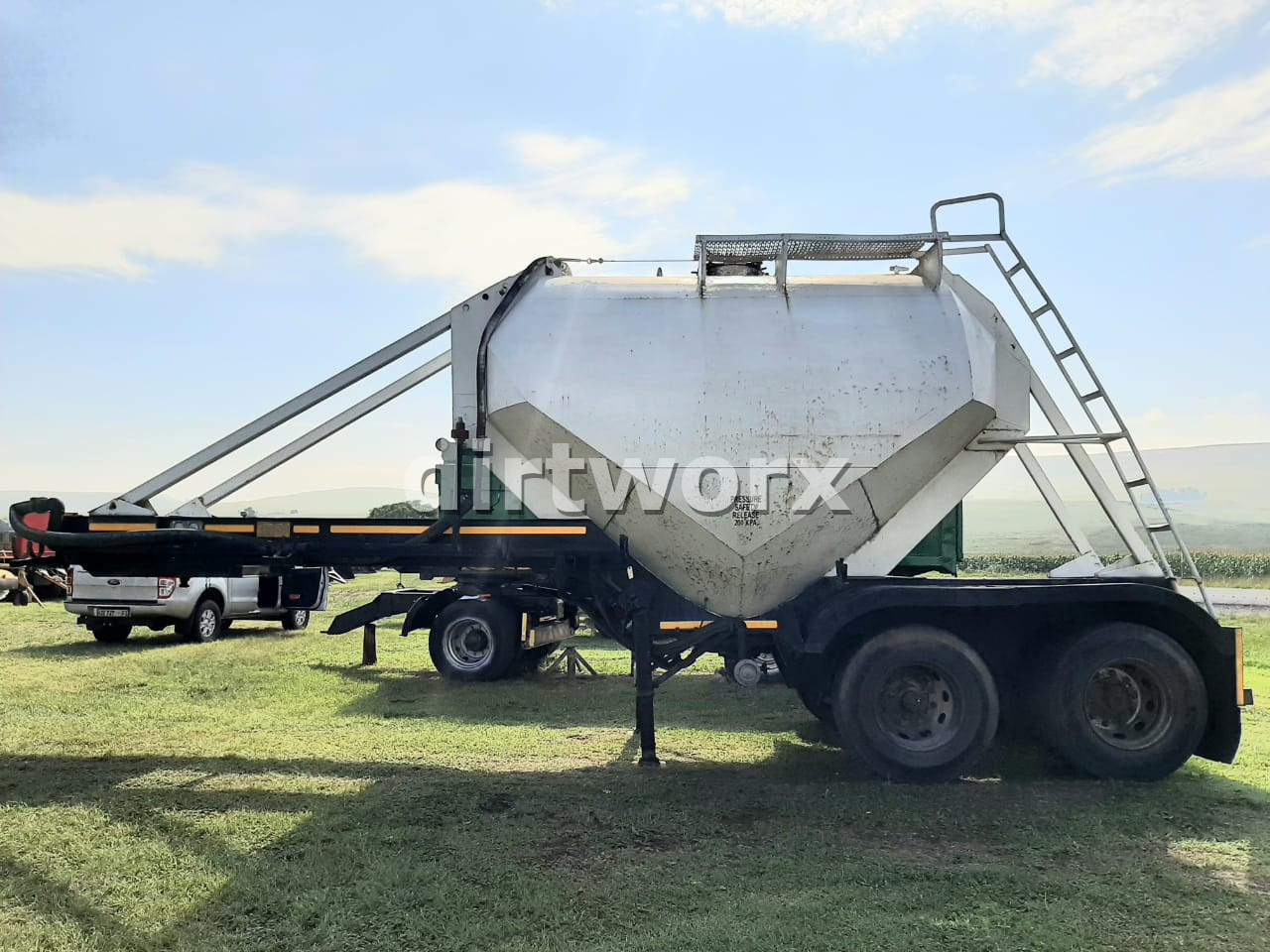 Dry Bulk Cement Tanker Trailer - Image 17
