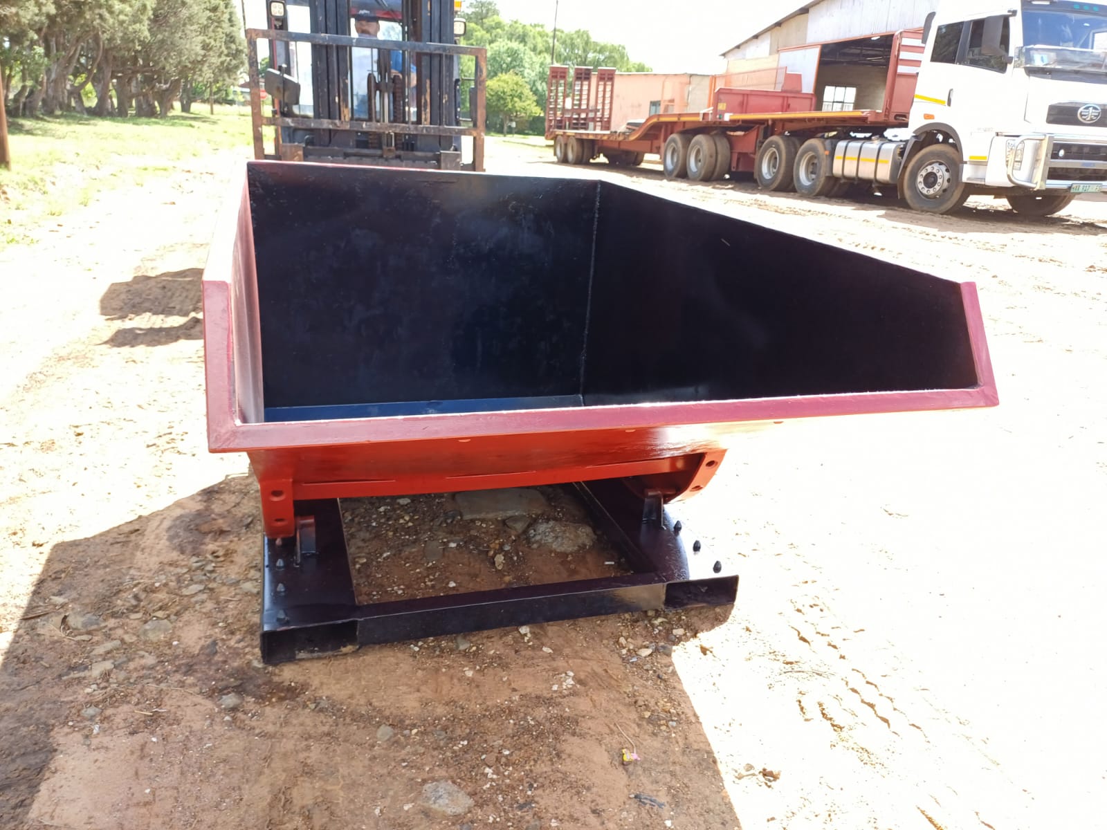 Forklift Tipper Bin - Image 3