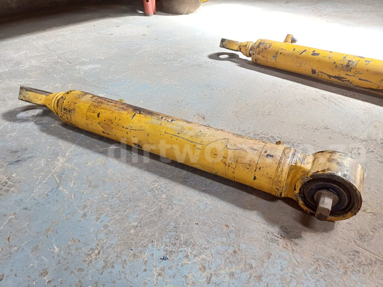Bell B20B Hydraulic Double Acting Cylinder CIR 400mm x L 900mm - Image 3