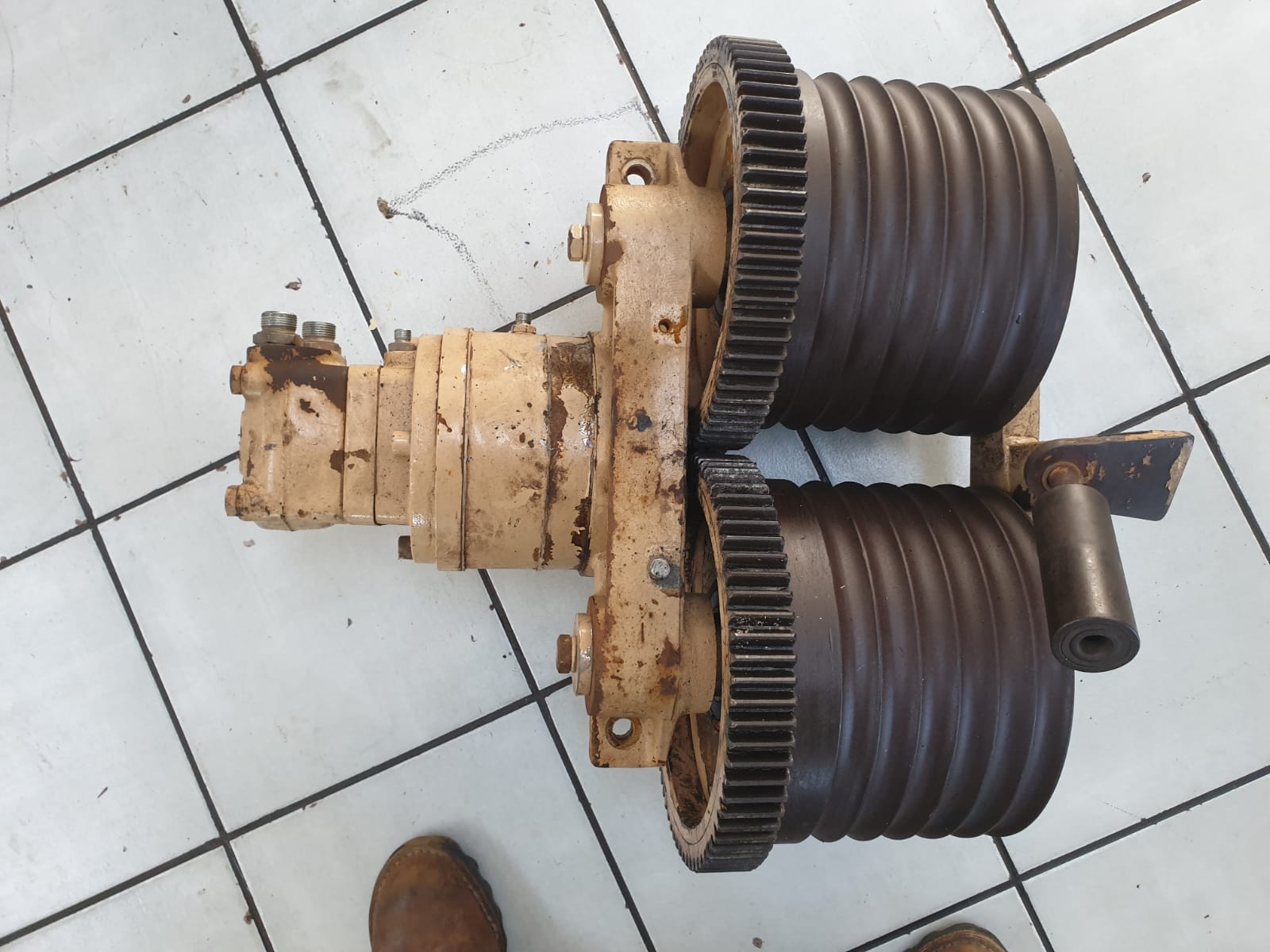 Sauer Danfoss Hydraulic Drive with Cable Puller - Image 3