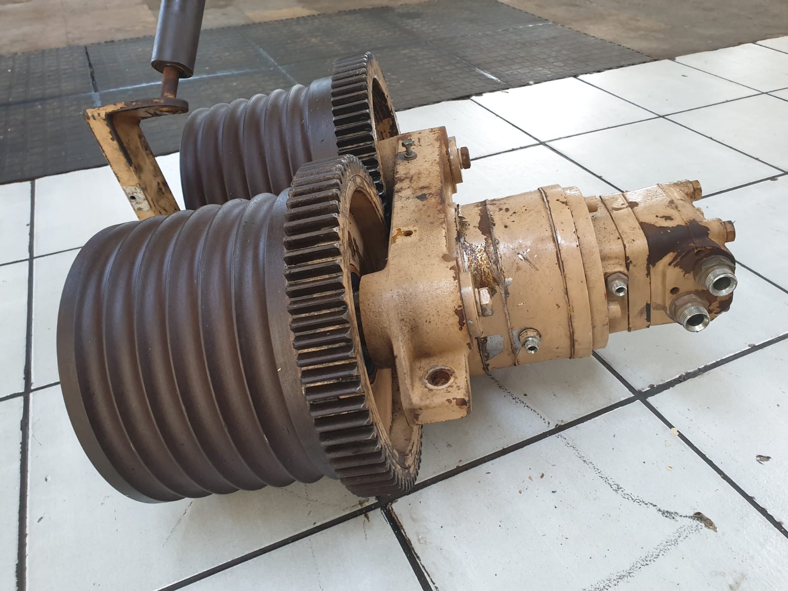 Sauer Danfoss Hydraulic Drive with Cable Puller - Image 5