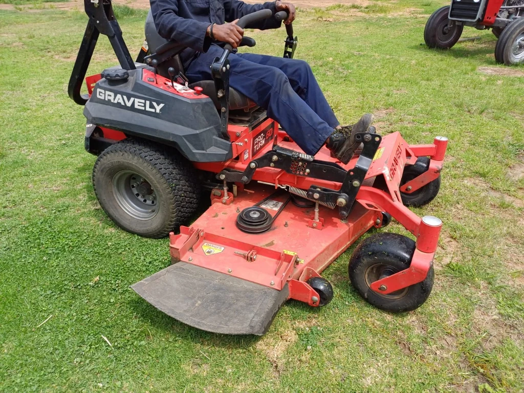 Gravely Proturn 60 Zero-Turn Ride On Lawnmower - Image 4