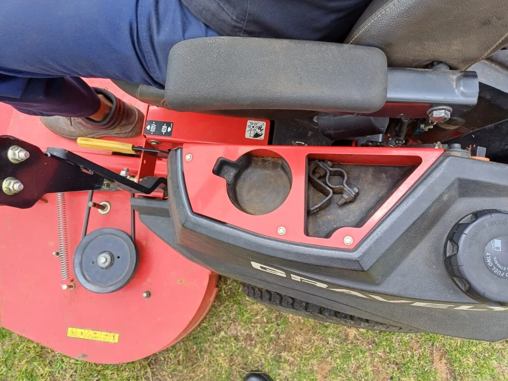 Gravely Proturn 60 Zero-Turn Ride On Lawnmower - Image 8