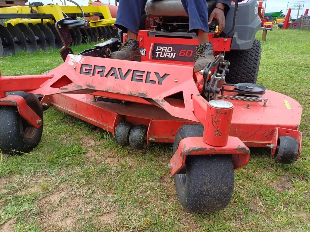 Gravely Proturn 60 Zero-Turn Ride On Lawnmower - Image 11