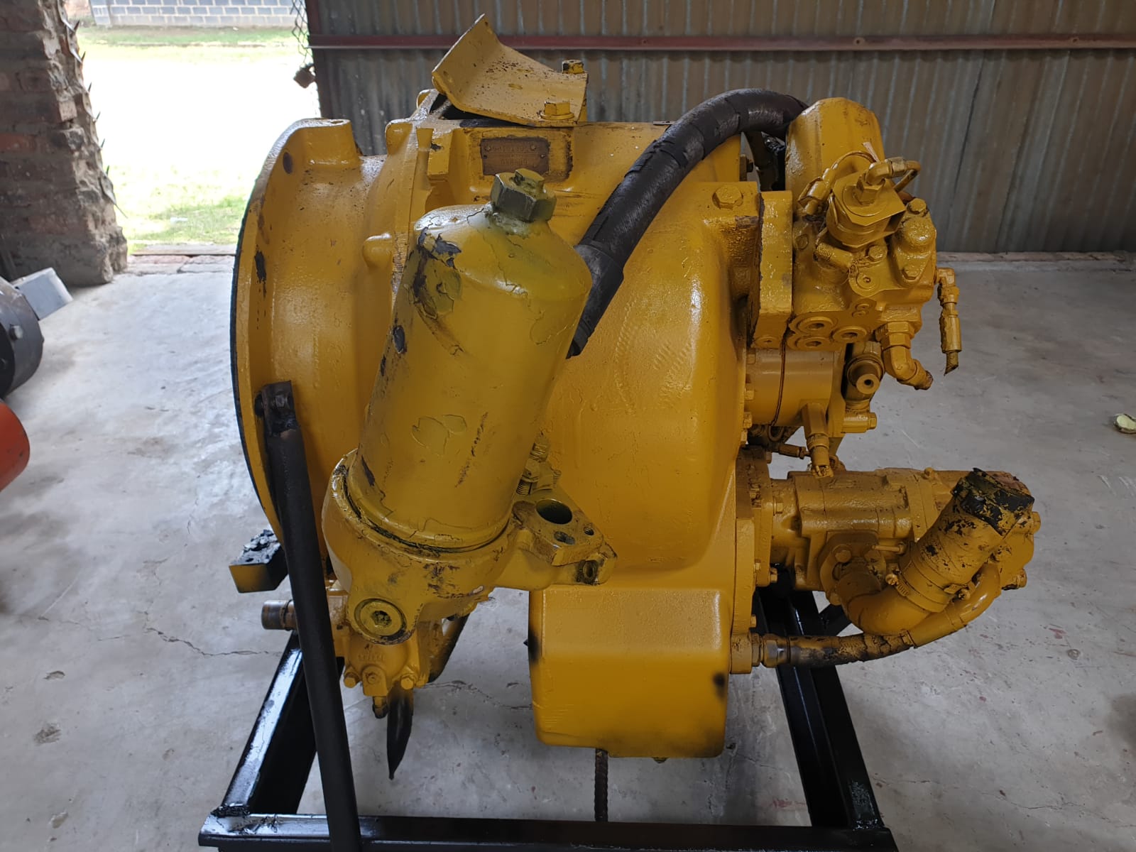 Caterpillar D400 Transmission - Image 4