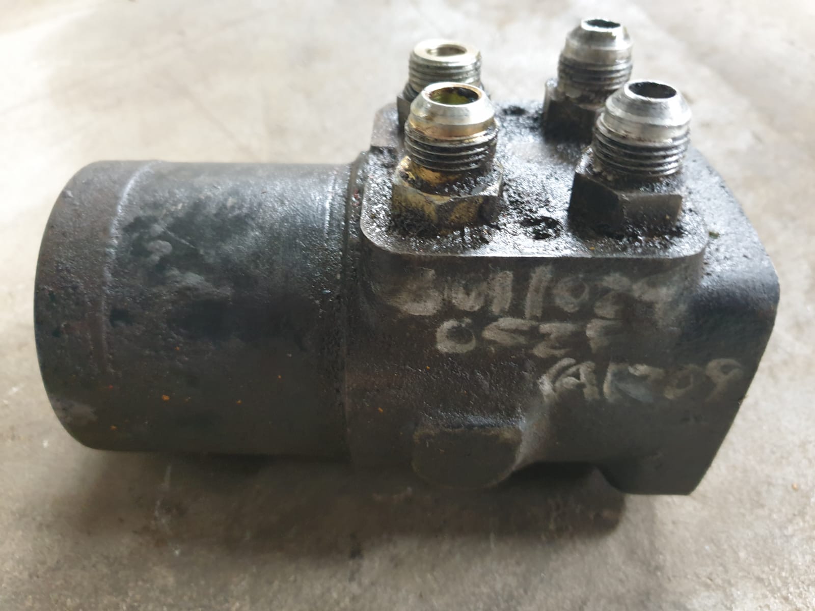 Eaton Char-Lynn Hydraulic Orbital Steering Control Valve 211-1038-001