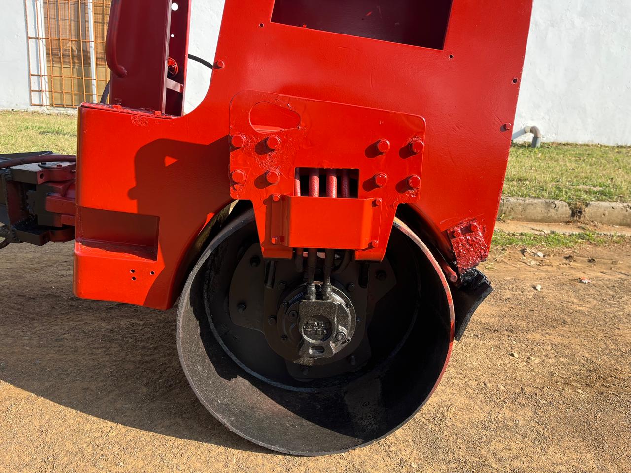 Smooth Drum Vibrating Roller - Image 4