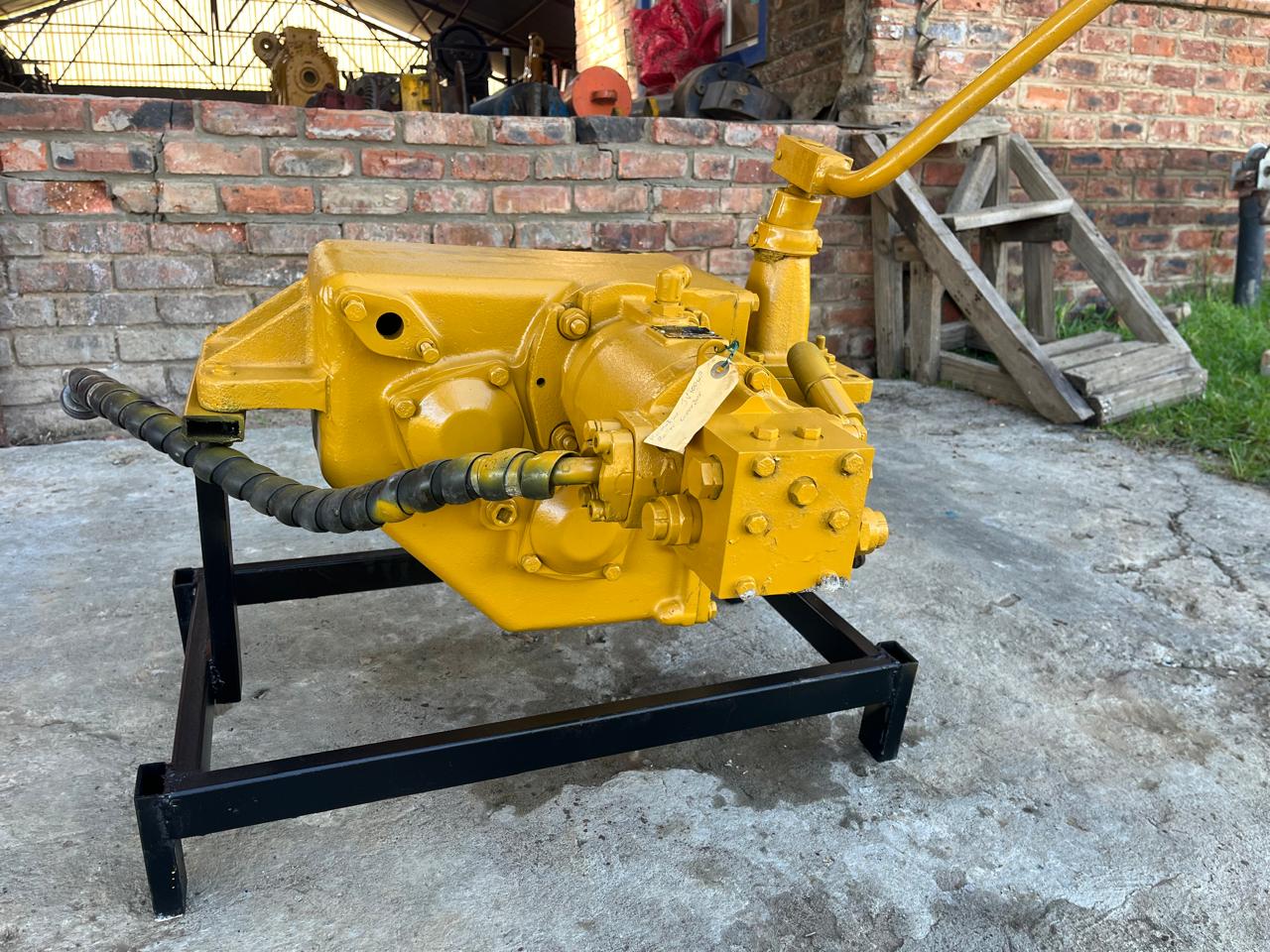 Komatsu JV100WA Roller Hydraulic Drive Motor - Image 9