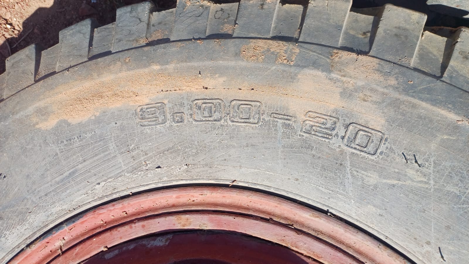 General Super HCT Tyre 9.00-20 with Rim - Image 2