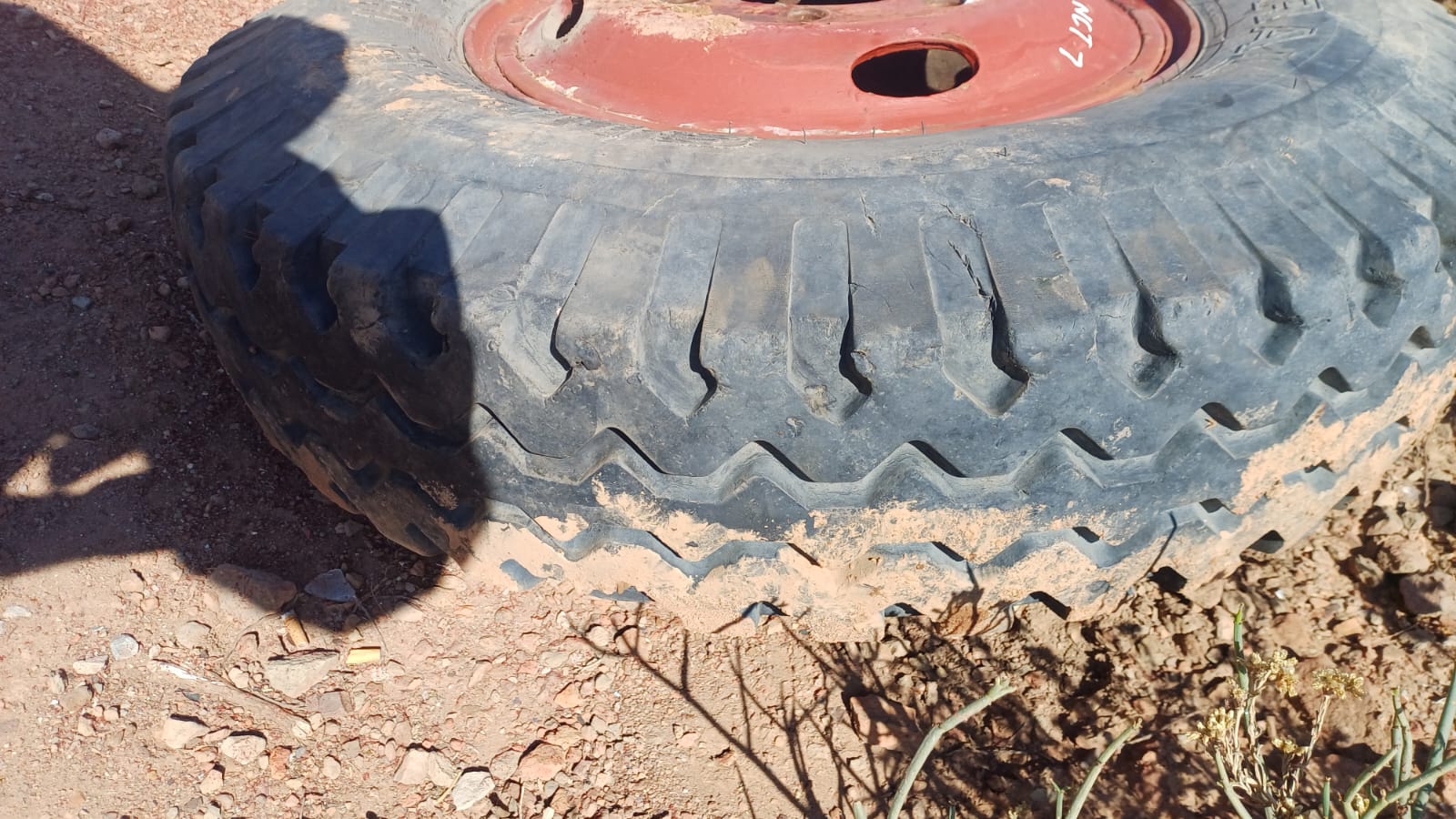 General Super HCT Tyre 9.00-20 with Rim - Image 3