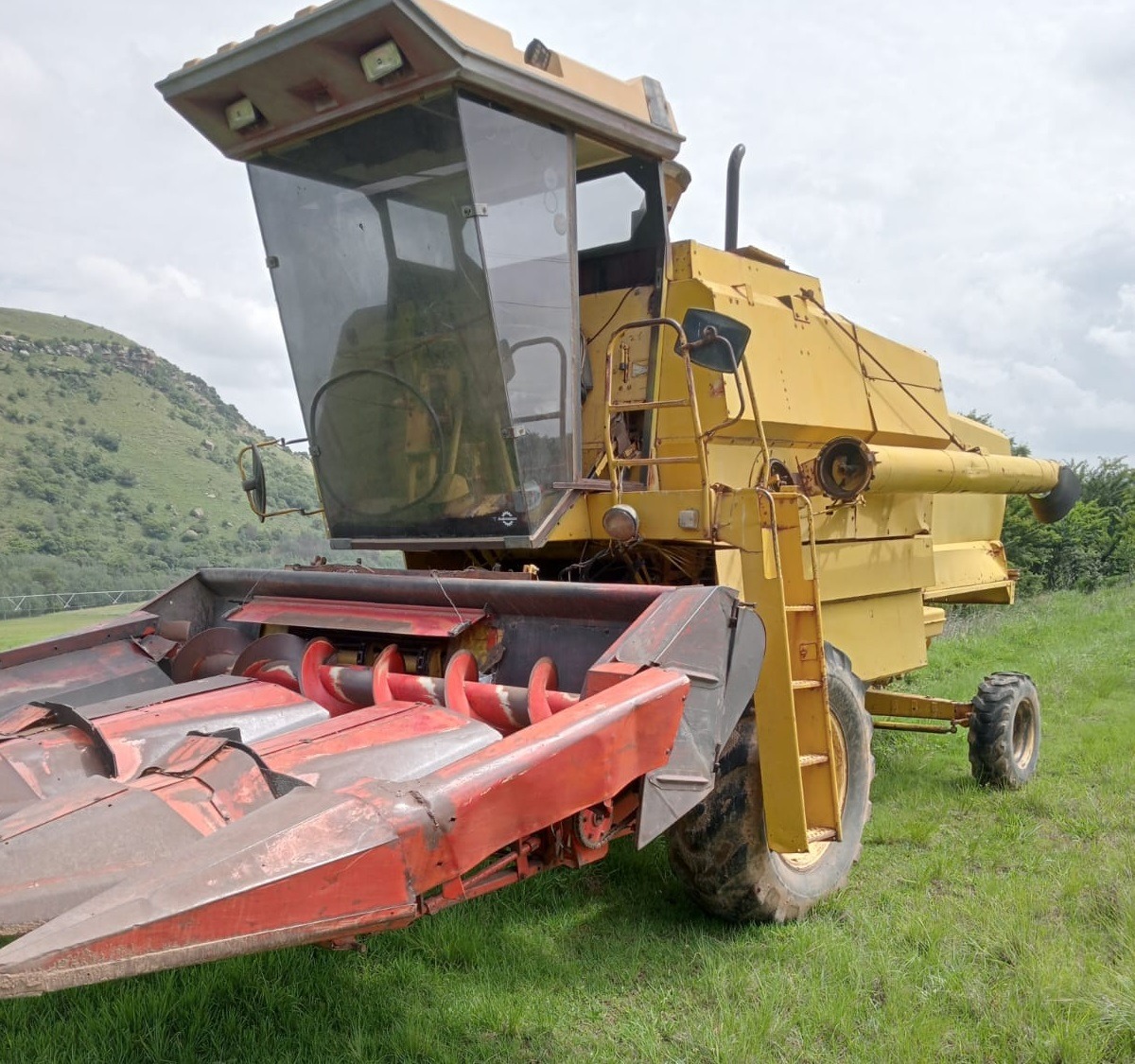 New Holland 8040 Mielie Koring Stroper Combine Harvester - Image 2