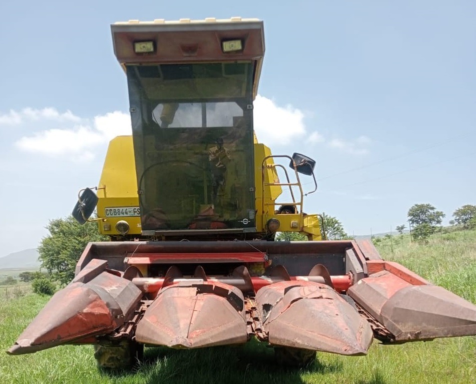 New Holland 8040 Mielie Koring Stroper Combine Harvester - Image 3