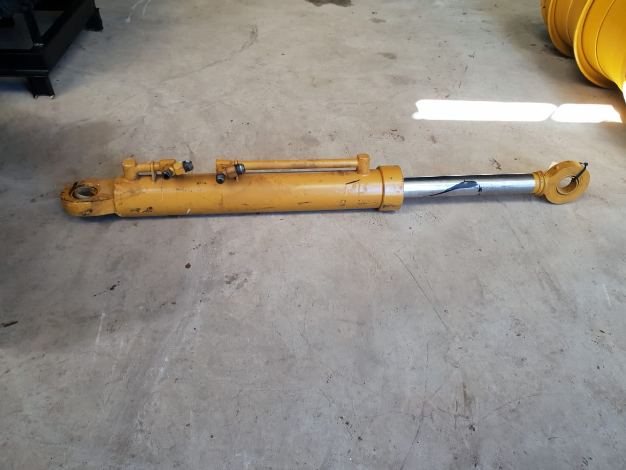 Bell B20B Hydraulic Cylinders