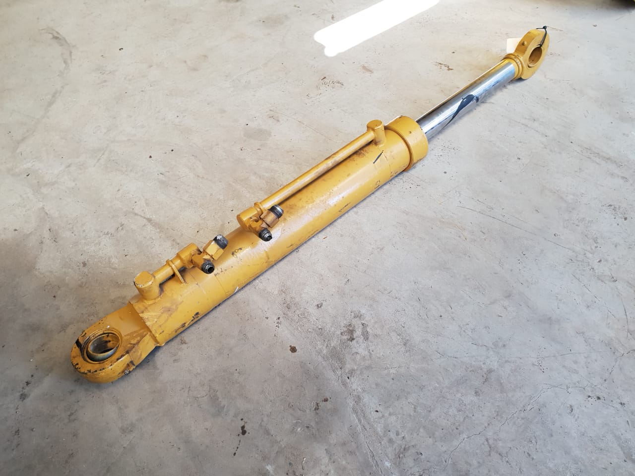 Bell B40C Hydraulic Cylinders