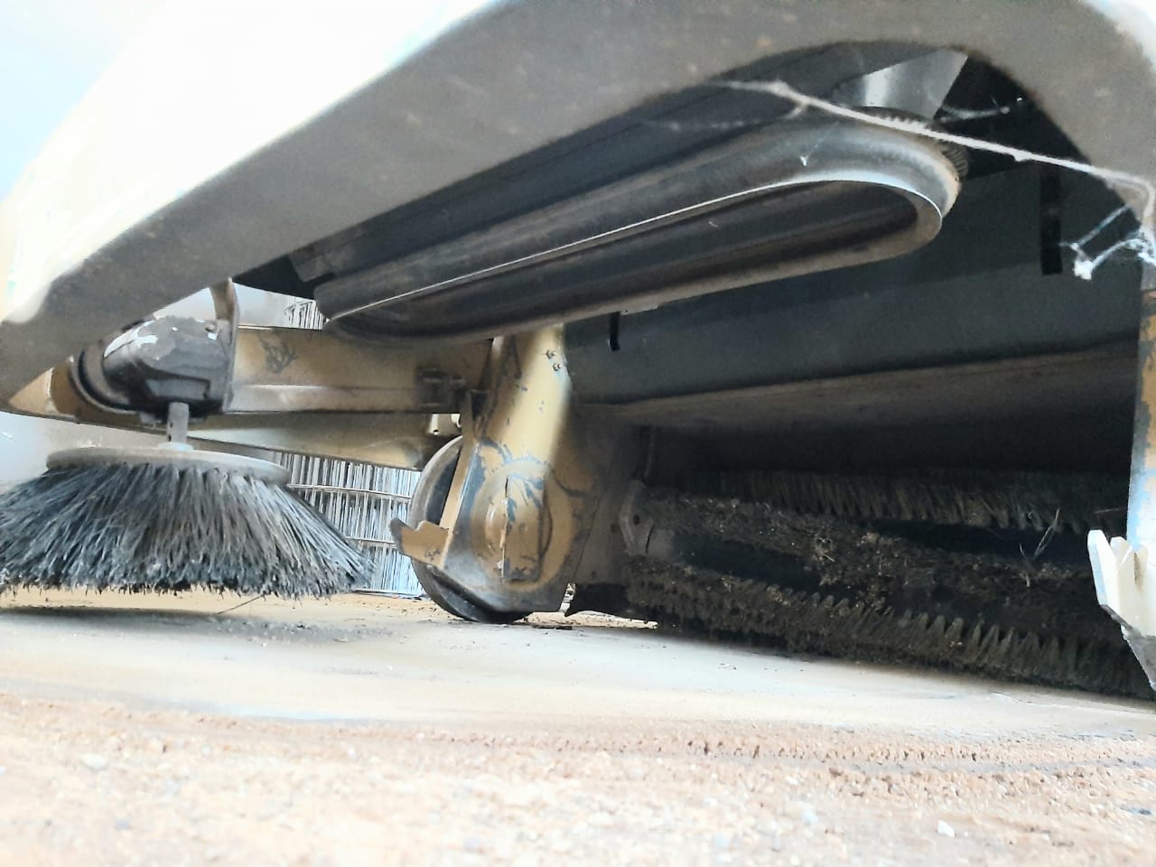 Tennant Industrial Floor Sweeper S10 - Image 4