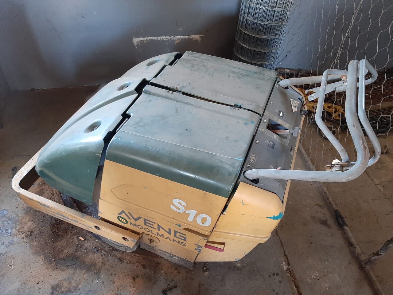 Tennant Industrial Floor Sweeper S10 - Image 3