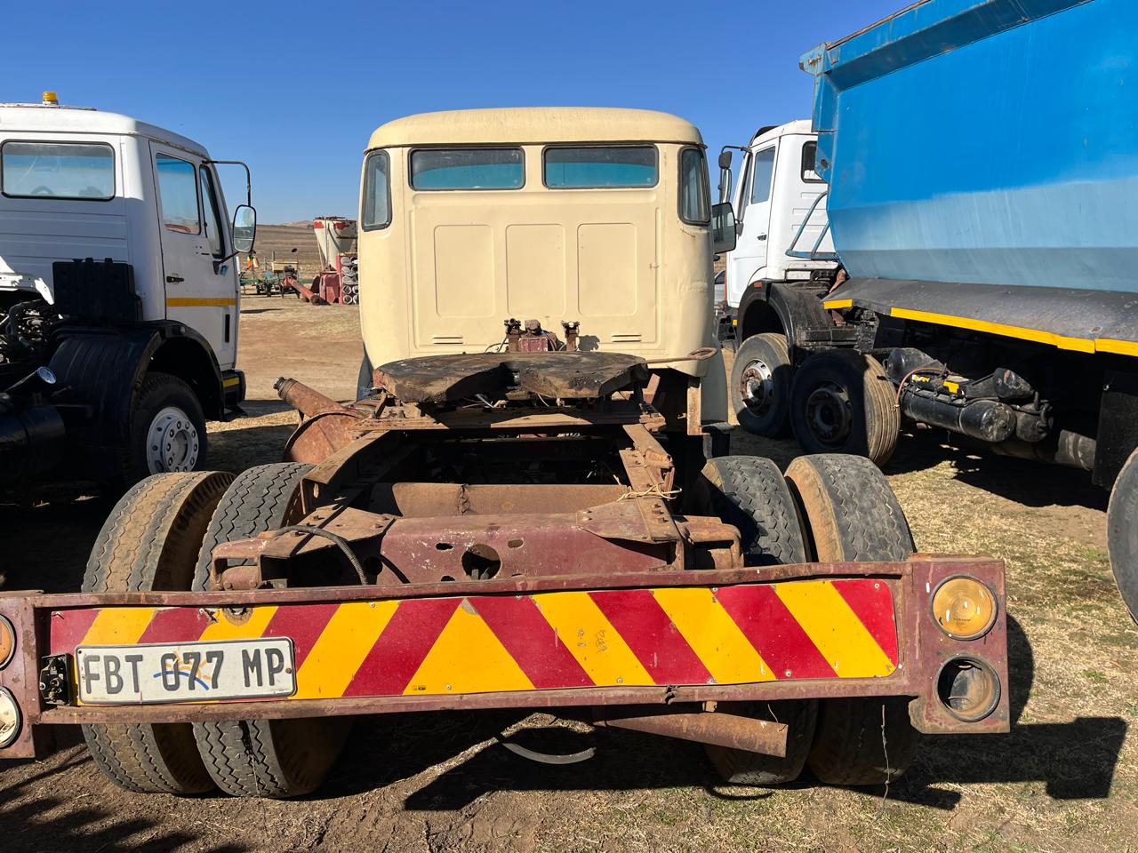 Mercedes Benz 1418 Horse Truck Tractor - Image 4