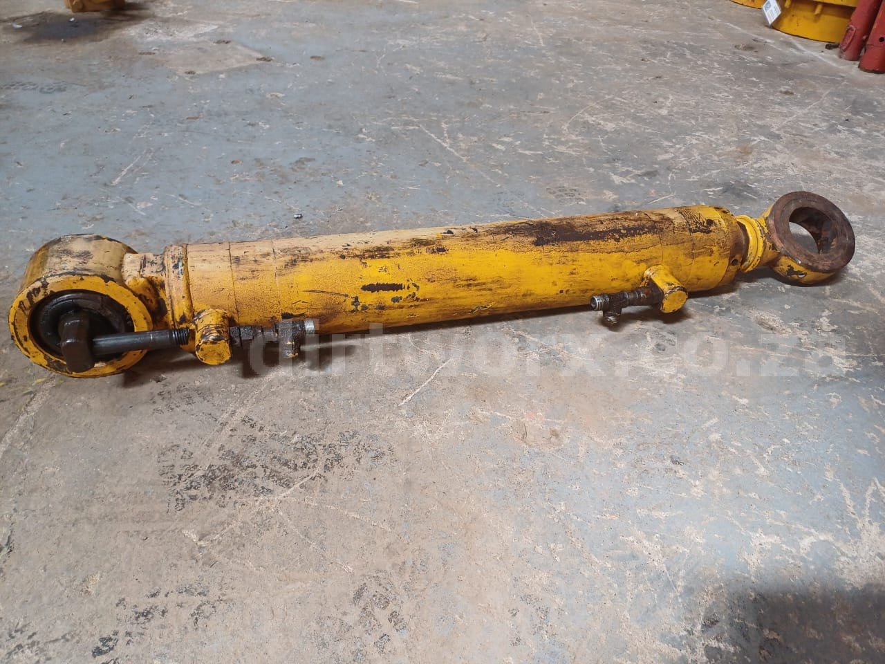 Bell B20B Hydraulic Double Acting Cylinder CIR 400mm x L 900mm - Image 4