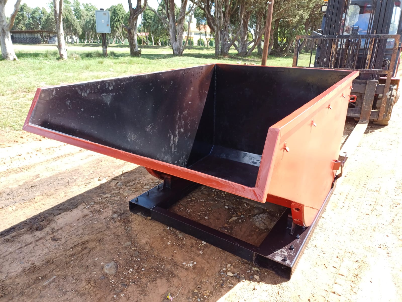 Forklift Tipper Bin - Image 6