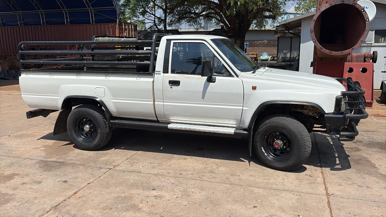 1997 Toyota Hilux Bakkie 2.4 Diesel 4×4 - Image 10