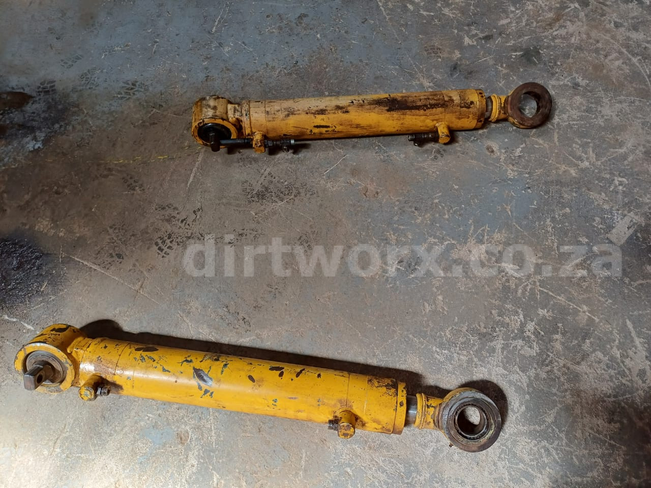 Bell B20B Hydraulic Double Acting Cylinder CIR 400mm x L 900mm - Image 5