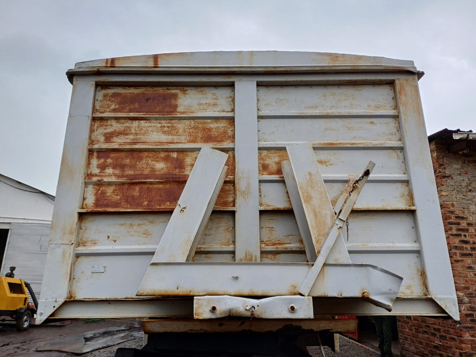 Single Axle Closed Box Body Semi Trailer - Image 3