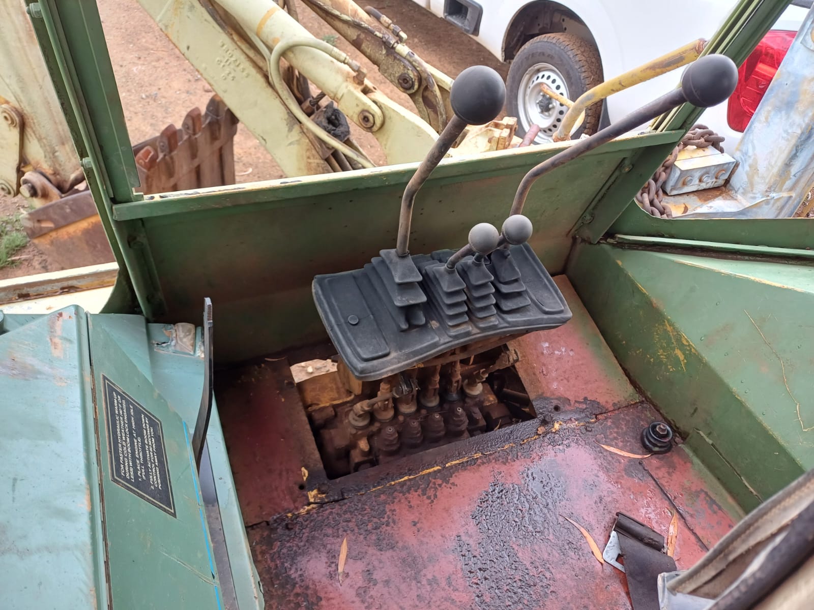 Caterpillar 428 TLB - Image 10