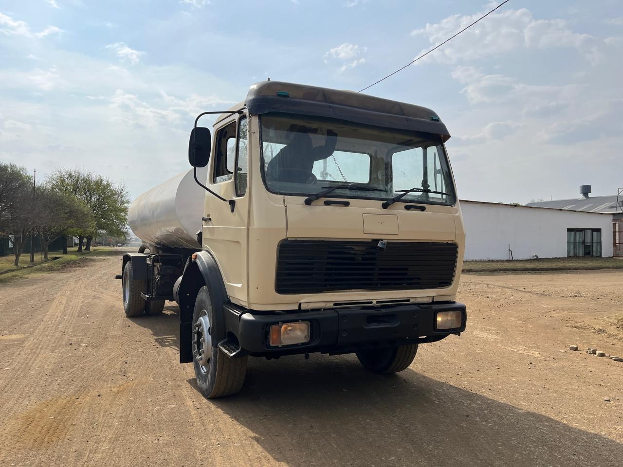 1996 Mercedes Benz Water Tanker Truck 9000L - Image 2