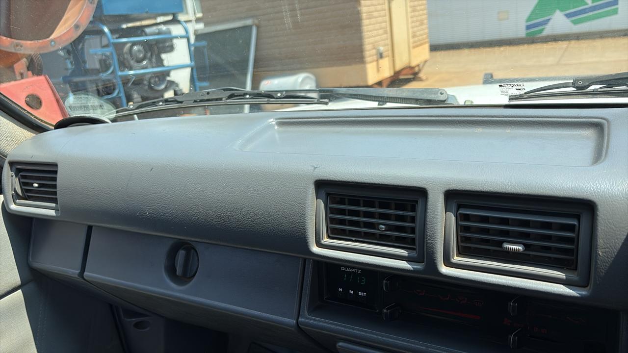1997 Toyota Hilux Bakkie 2.4 Diesel 4×4 - Image 11