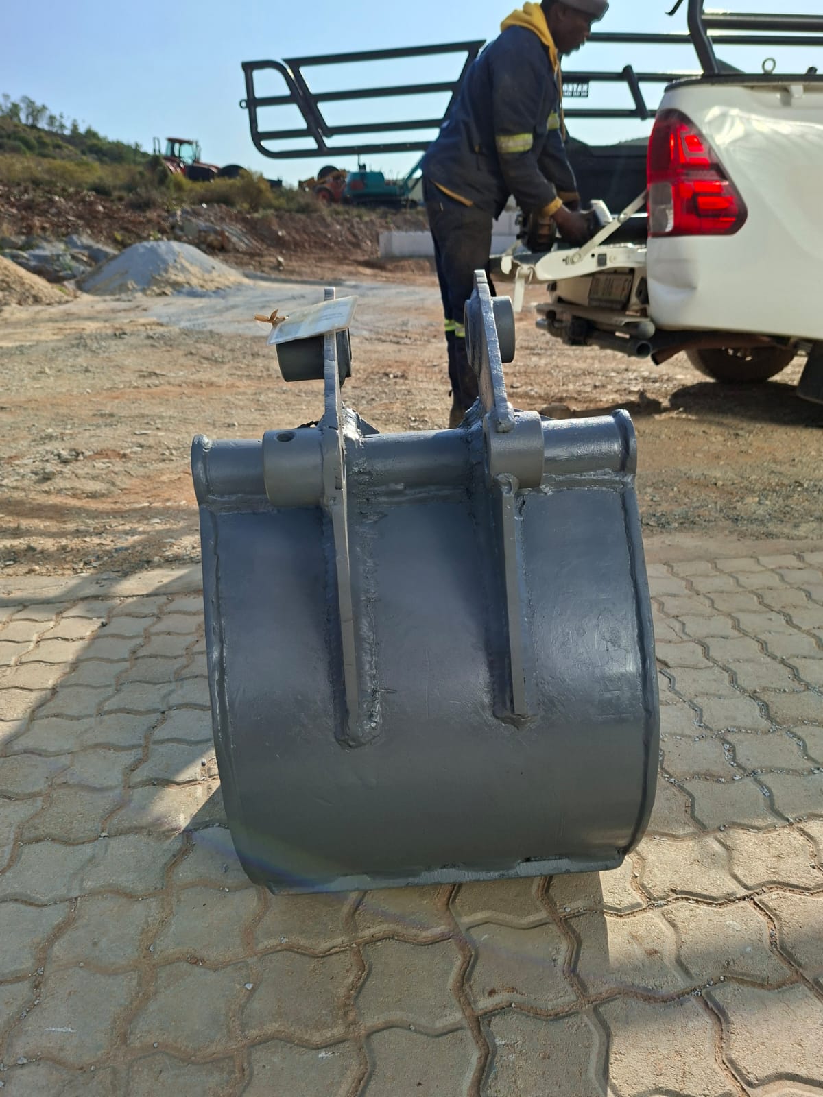 Kubota L45 Backhoe Digging Bucket - Image 3