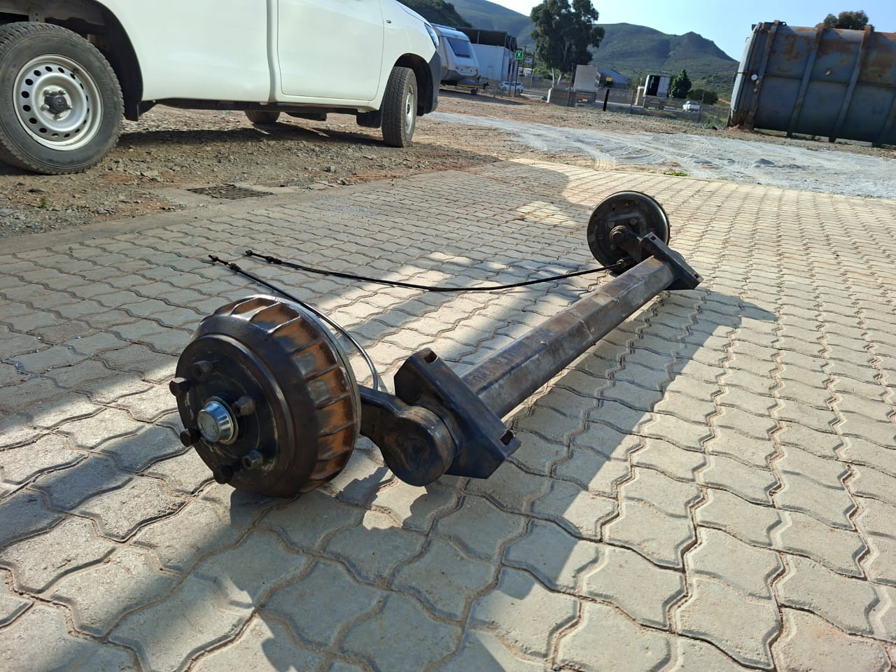 B1000 Braked Axle 1600kg - Image 3