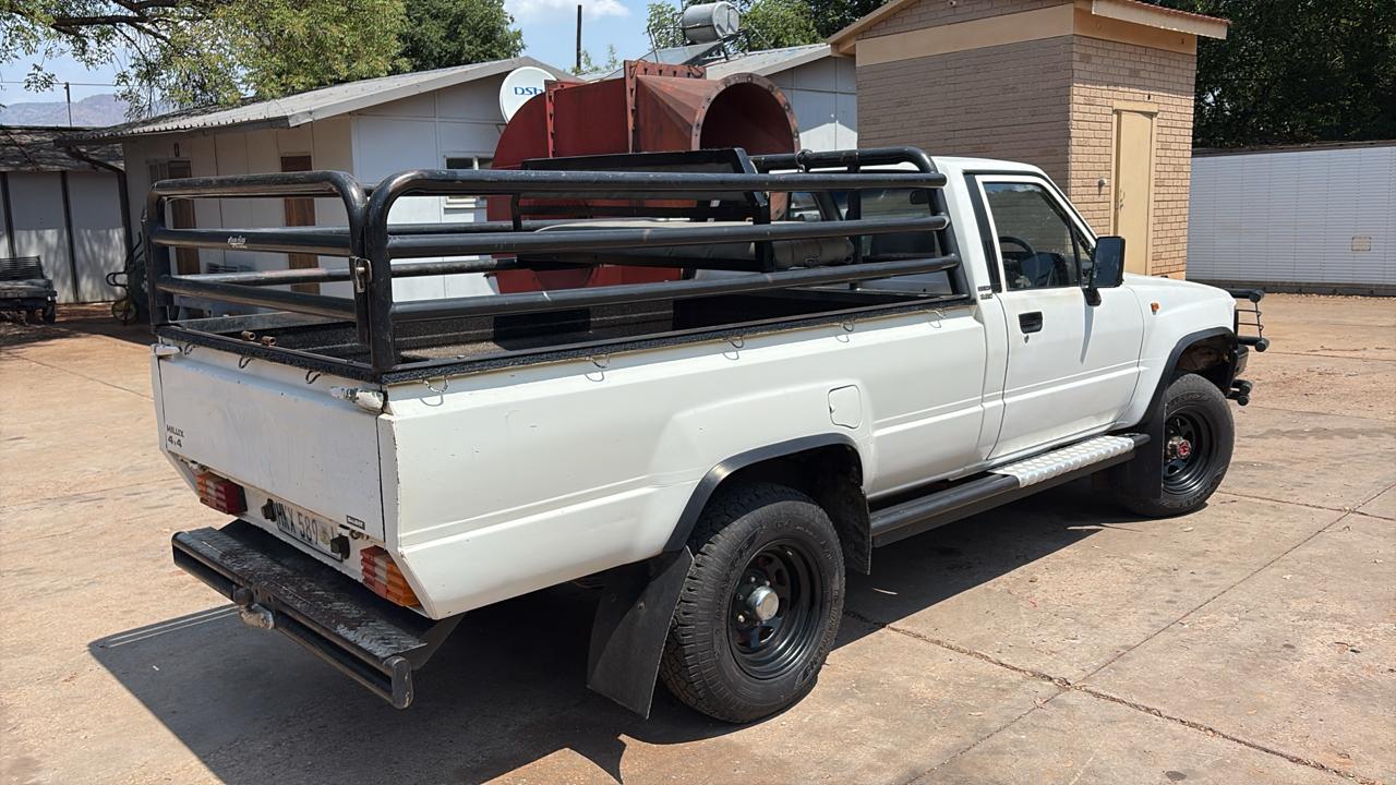 1997 Toyota Hilux Bakkie 2.4 Diesel 4×4 - Image 9