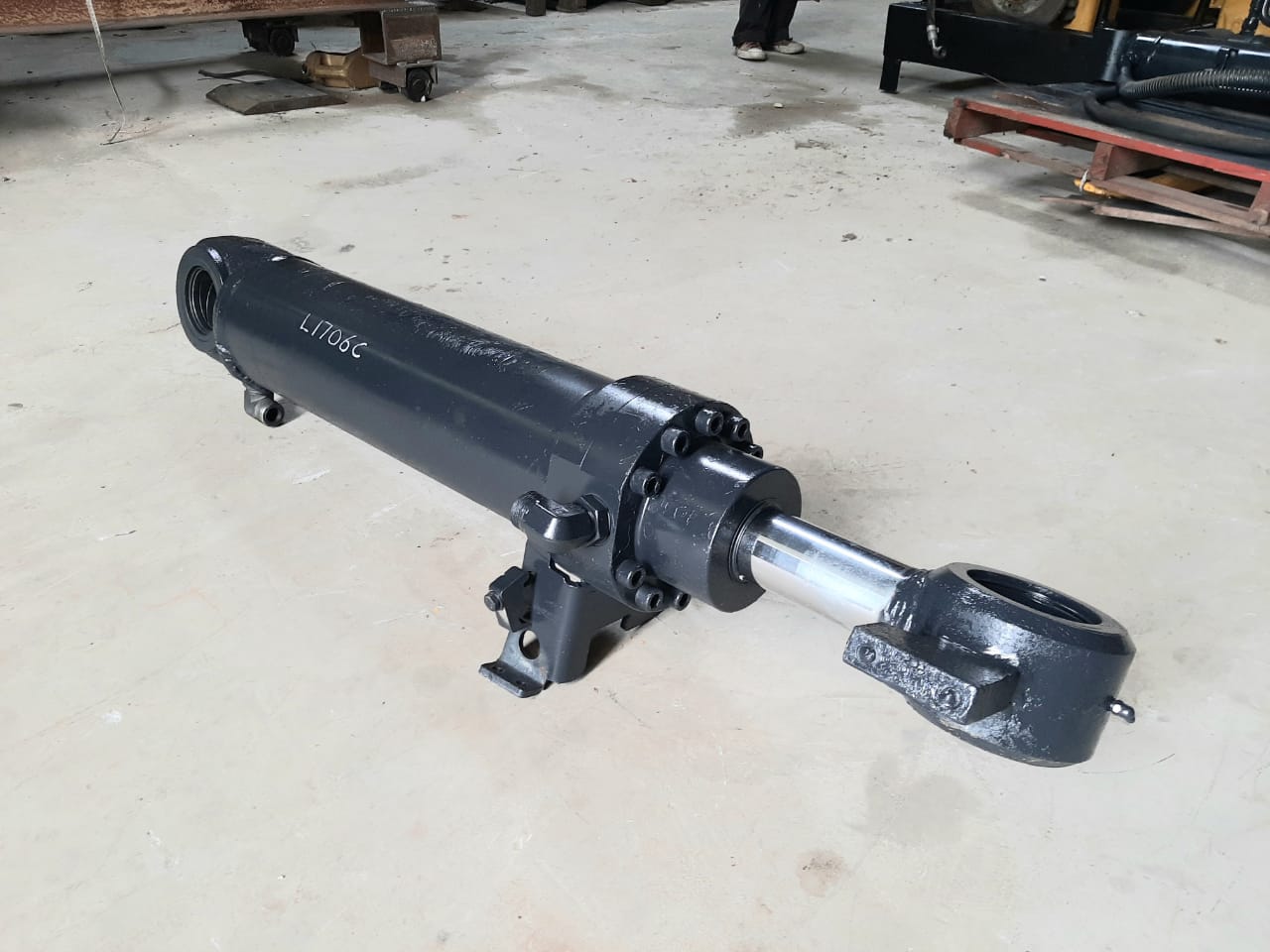 Bell L1706C Front End Loader Tilt Cylinder - Image 2