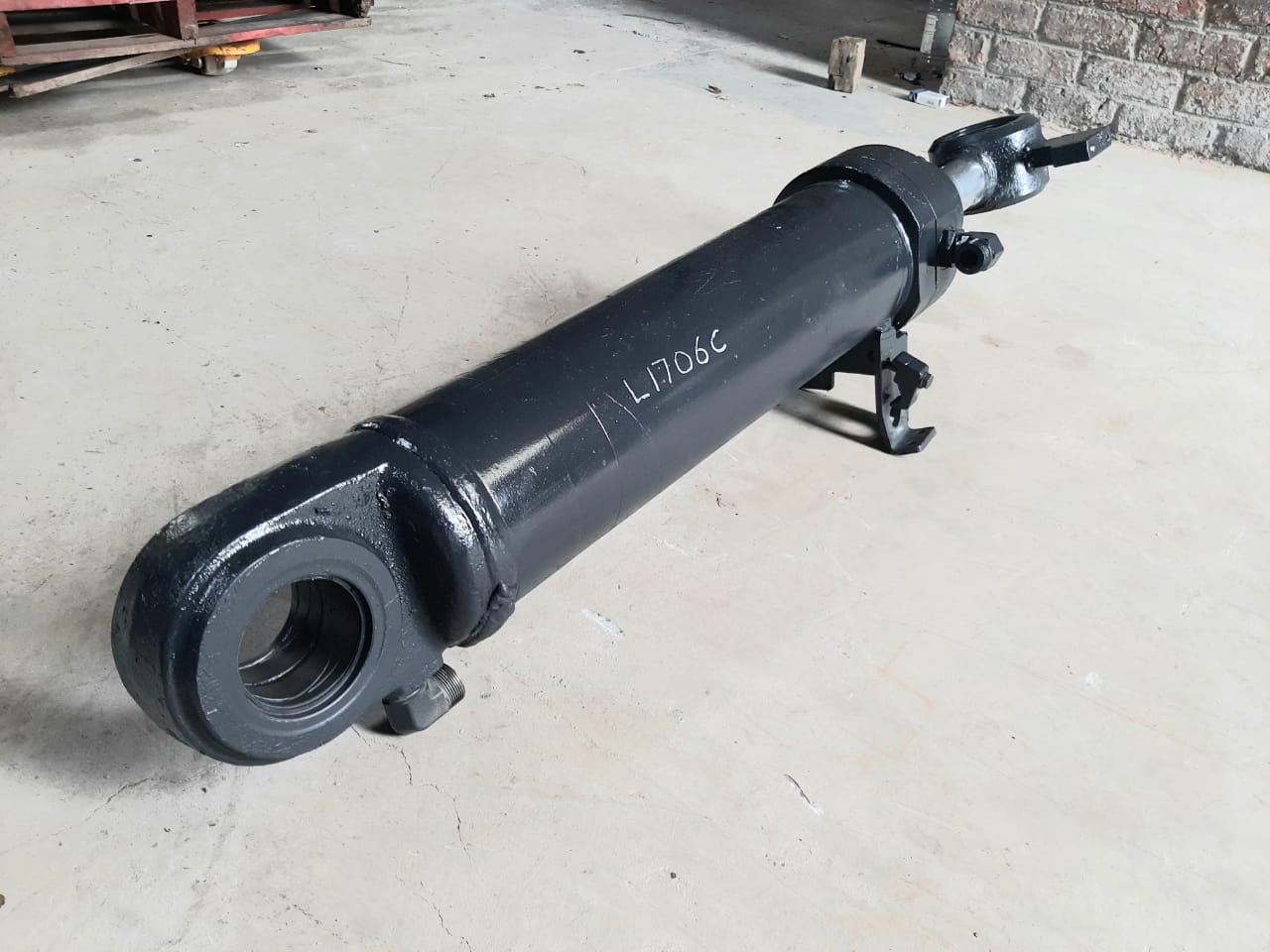 Bell L1706C Front End Loader Tilt Cylinder - Image 4